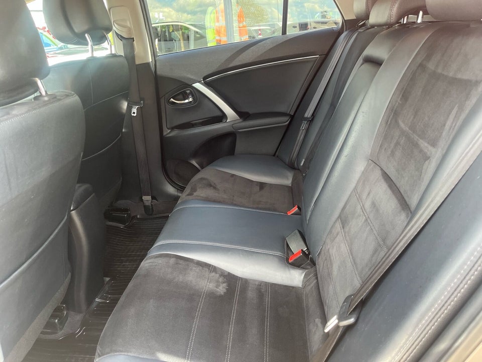 Toyota Avensis 1,8 VVT-i T2 Premium Touring Sports 5d