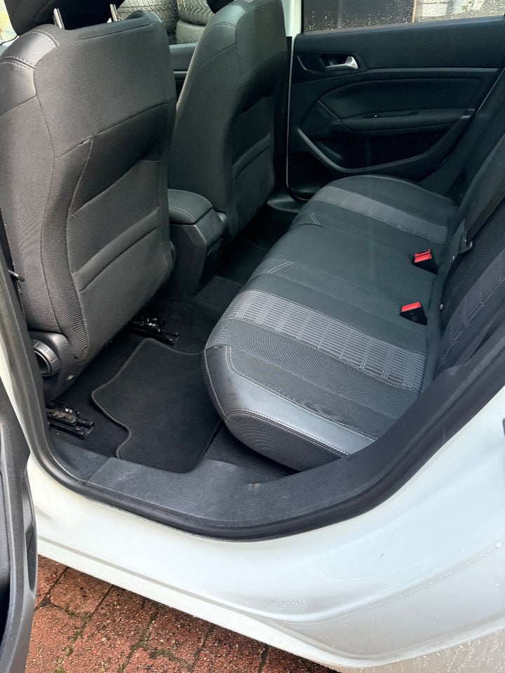 Peugeot 308 1,6 BlueHDi 120 Allure Sky 5d