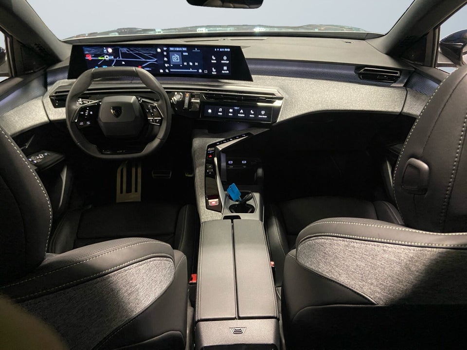 Peugeot e-3008 77 GT Pack 5d