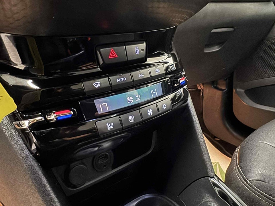 Peugeot 2008 1,6 BlueHDi 100 Allure Sky 5d