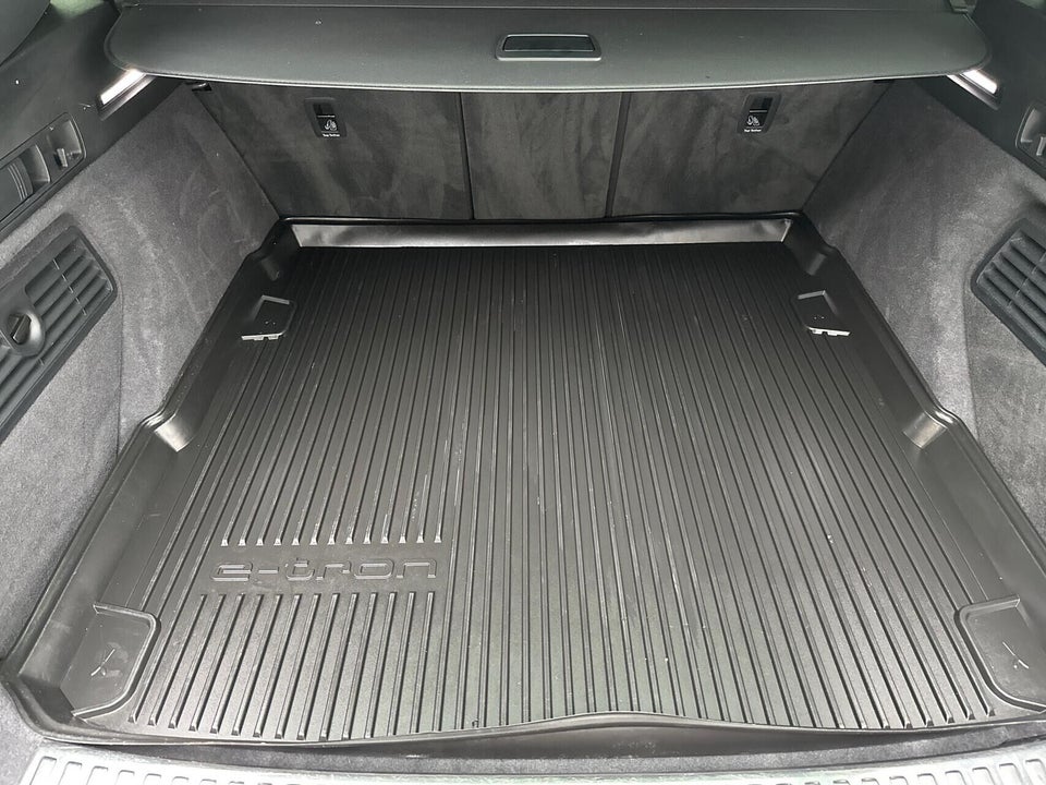 Audi Q8 e-tron 55 S-line quattro 5d