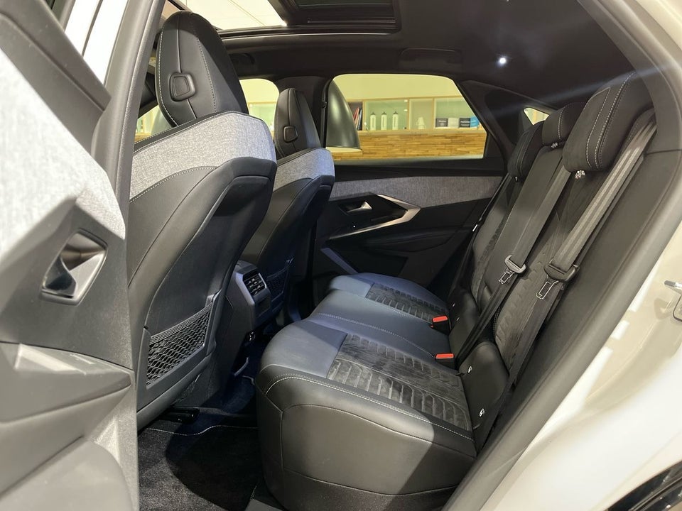 Peugeot e-3008 77 GT Pack 5d