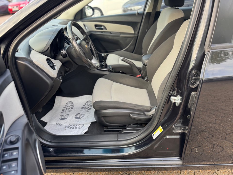 Chevrolet Cruze 1,8 LS 4d