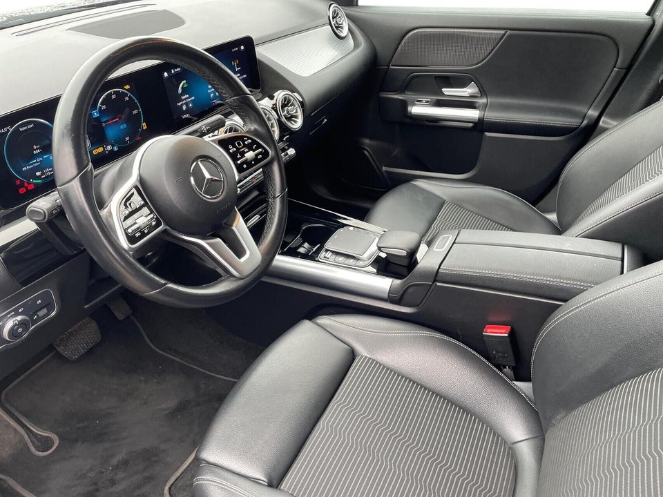 Mercedes EQA300 4Matic 5d