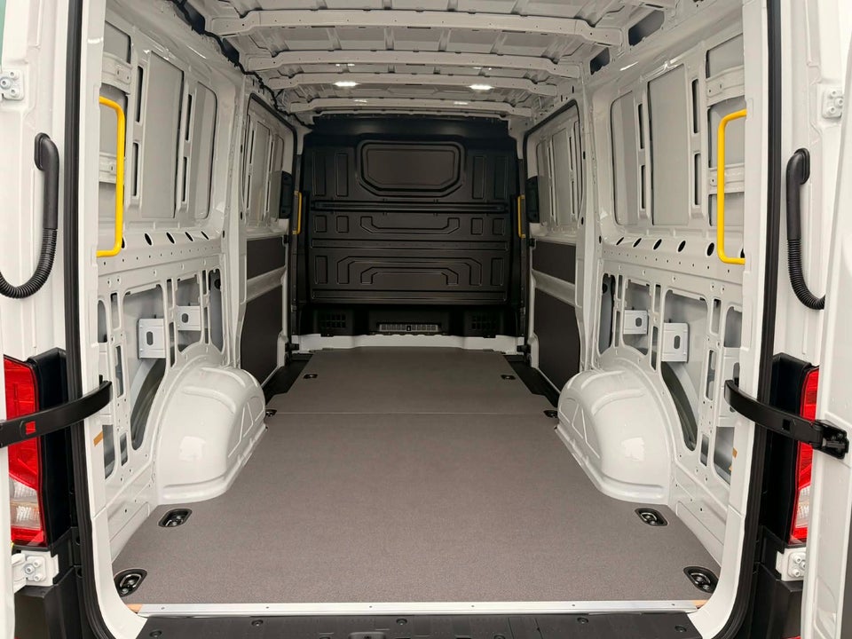 VW Crafter 35 2,0 TDi 177 Kassevogn L3H2 aut.