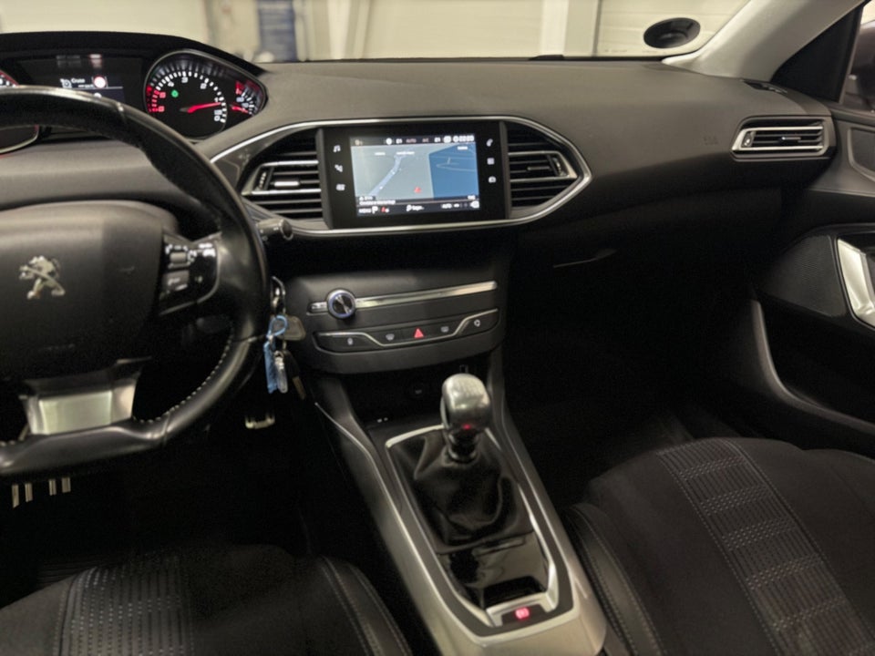 Peugeot 308 1,6 BlueHDi 120 Allure Sky 5d