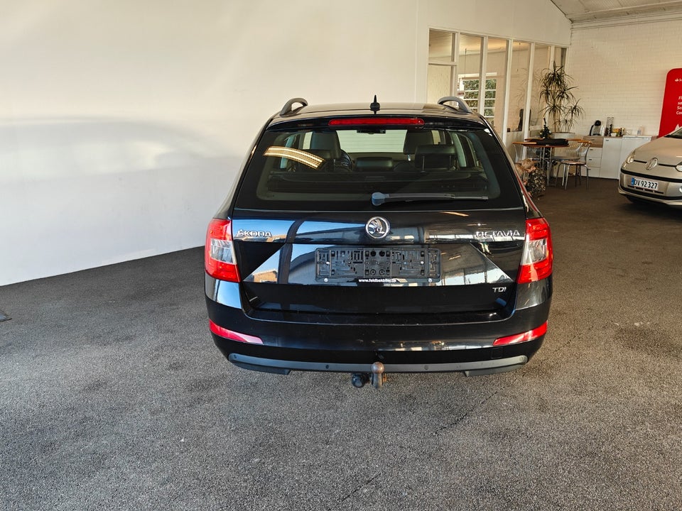 Skoda Octavia 1,6 TDi 105 Elegance Combi DSG 5d