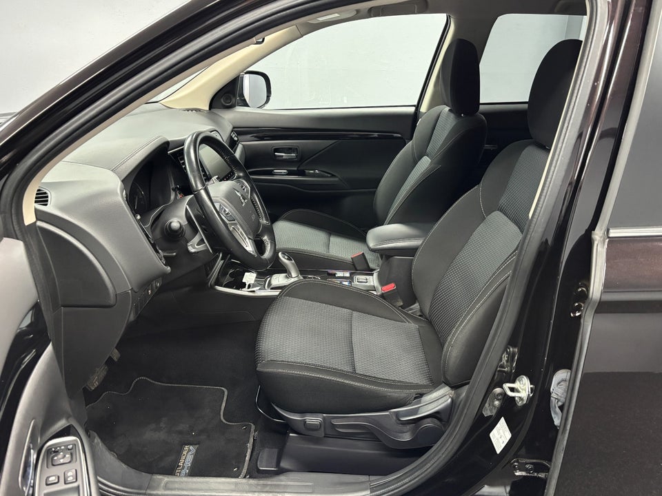 Mitsubishi Outlander 2,4 PHEV Inform CVT 4WD 5d