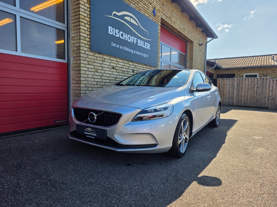 Volvo V40 2,0 T3 152 Momentum 5d