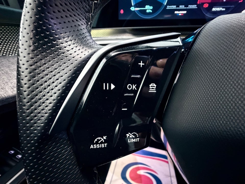 Peugeot e-3008 77 GT Pack 5d