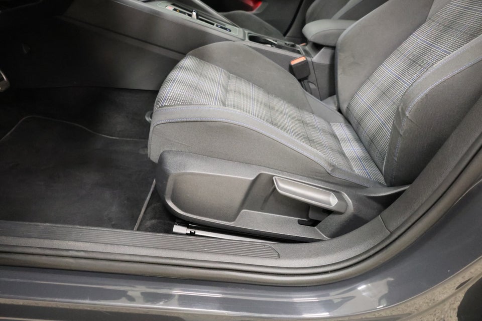 VW Golf VIII 1,4 GTE DSG 5d