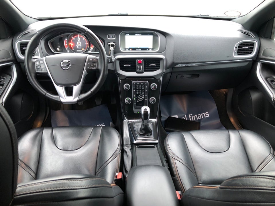 Volvo V40 CC 2,0 D2 120 Momentum 5d