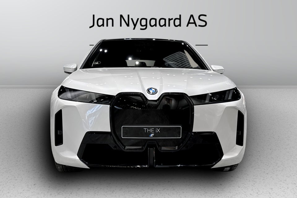 BMW iX xDrive60 Fully Charged 5d