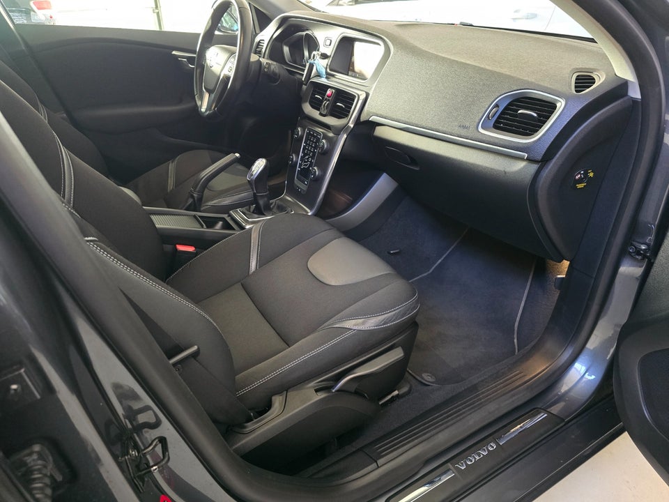 Volvo V40 1,6 D2 115 Momentum 5d