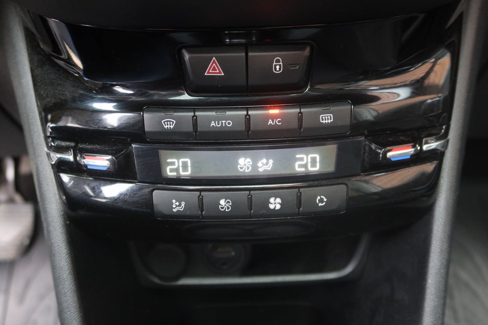 Peugeot 208 1,2 VTi Allure Sky 5d