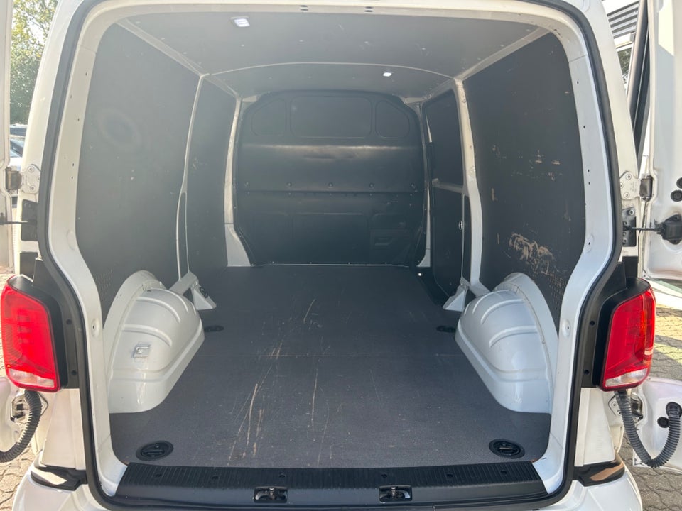 VW Transporter 2,0 TDi 110 Kassevogn lang