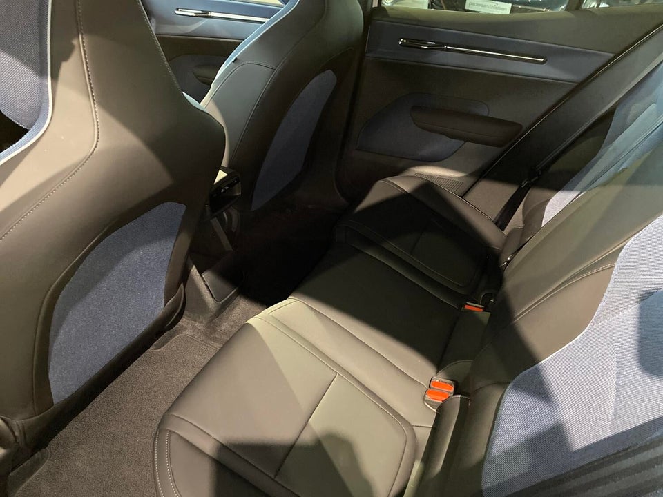 Volvo EX30 Extended Range Plus 5d