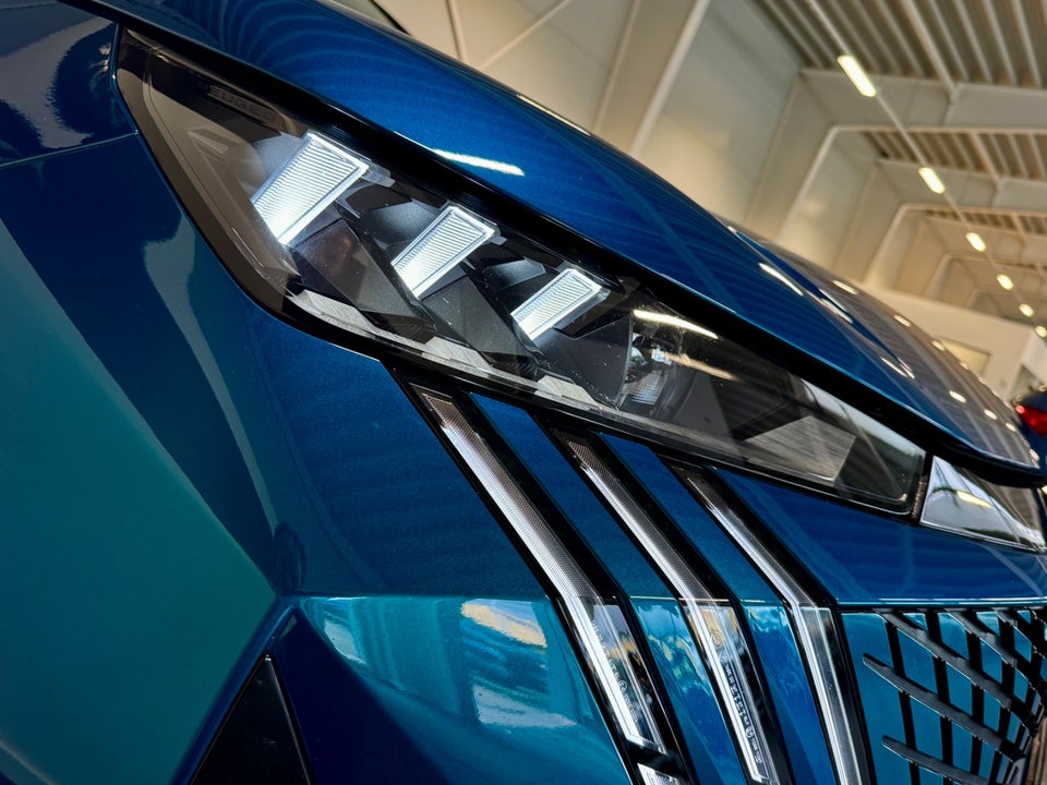 Peugeot e-3008 77 GT Pack 5d