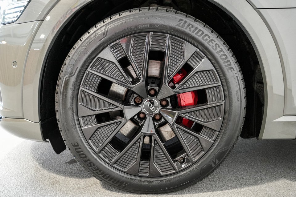 Audi Q8 e-tron 55 S-line quattro 5d