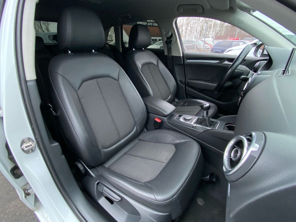 Audi A3 2,0 TDi 150 Ambiente Sportback 5d