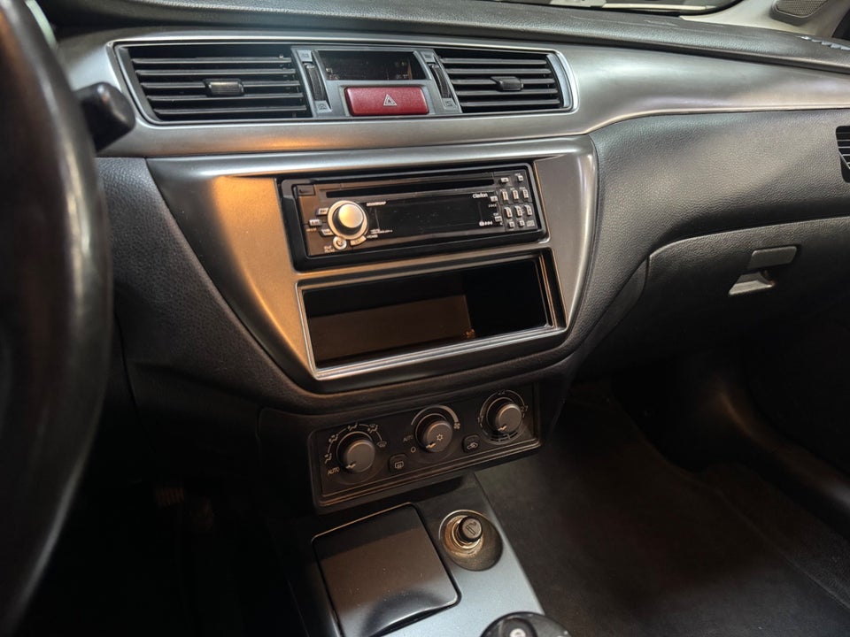 Mitsubishi Lancer 1,6 Invite 4d