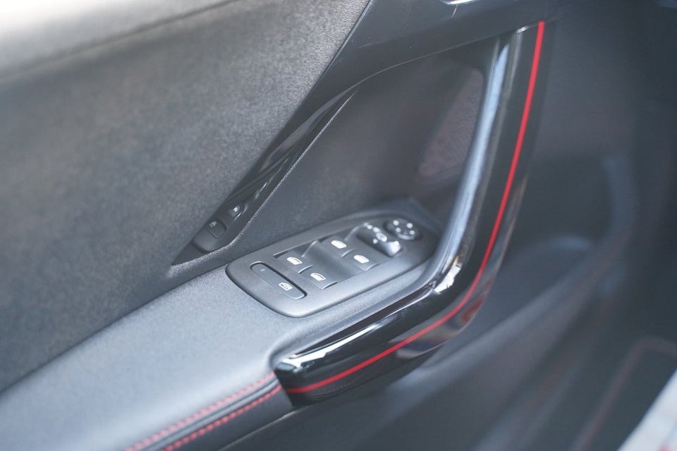 Peugeot 2008 1,6 BlueHDi 100 GT Line Sky 5d