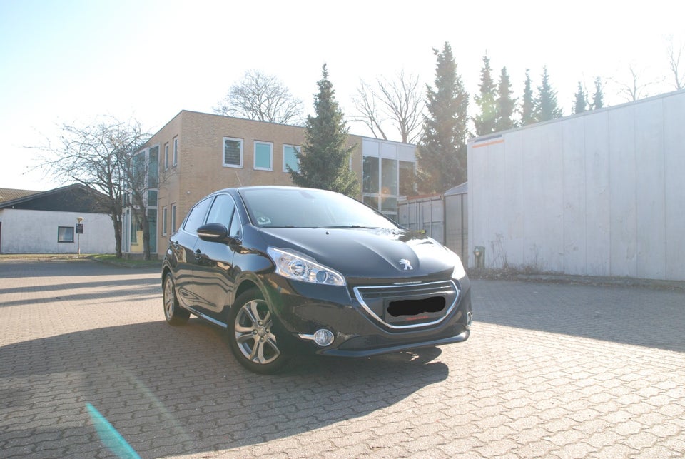 Peugeot 208 1,2 VTi Allure Sky 5d