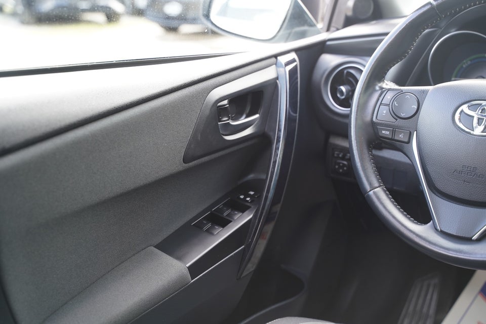 Toyota Auris 1,8 Hybrid H2 Style Skyview CVT 5d