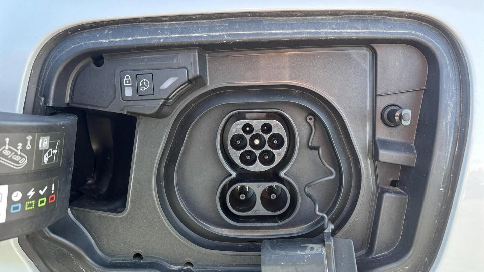 Peugeot e-3008 77 GT 5d