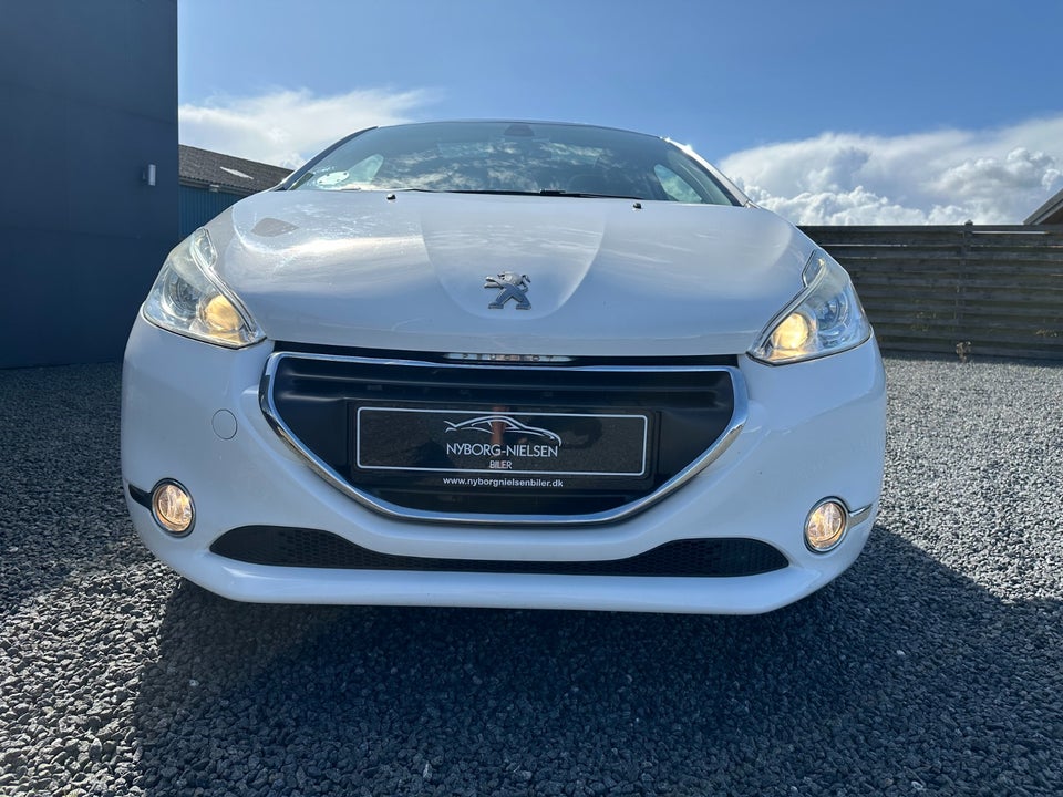 Peugeot 208 1,2 VTi Allure Sky 5d