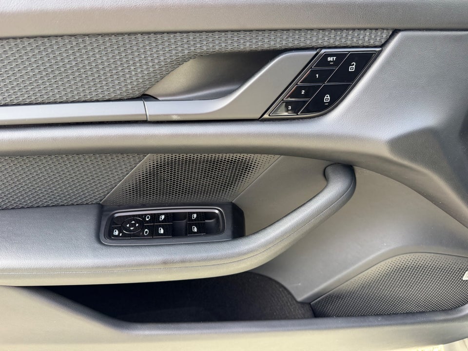 Porsche Taycan Performance+ 4d