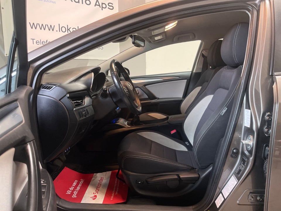 Toyota Avensis 1,8 VVT-i T2 Premium Touring Sports 5d