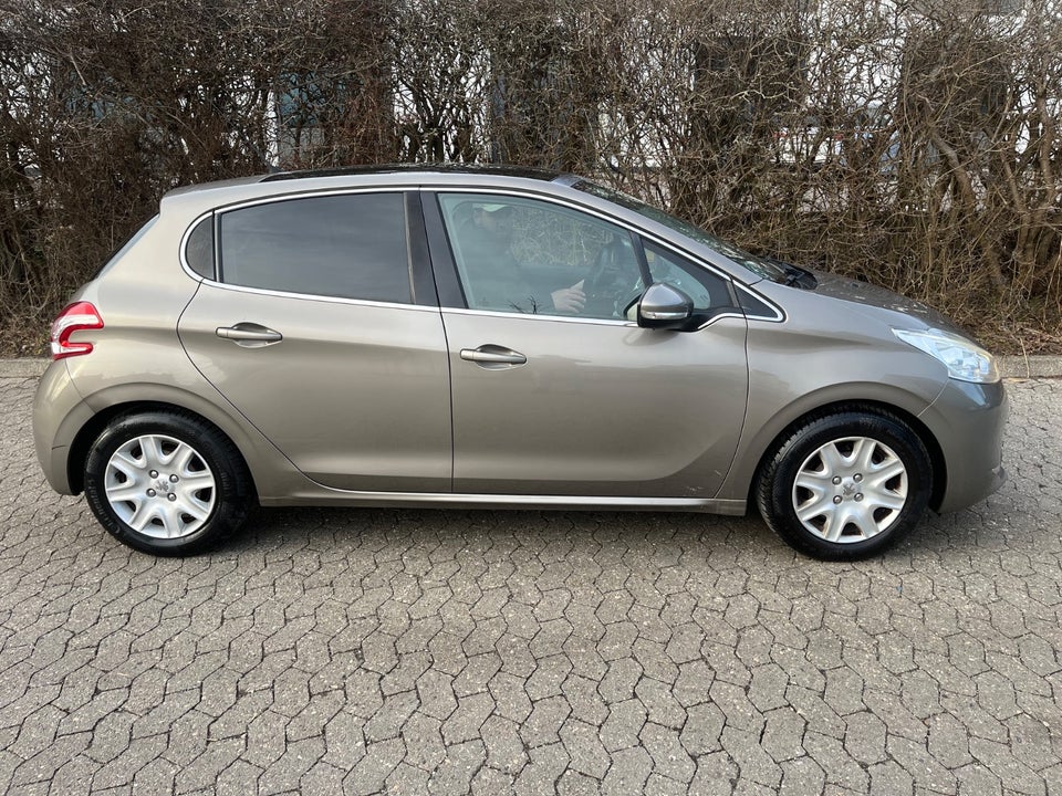 Peugeot 208 1,2 VTi Allure Sky 5d