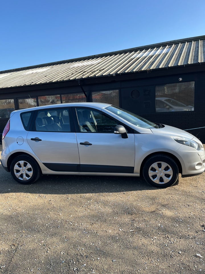Renault Scenic III 1,6 16V Authentique 5d