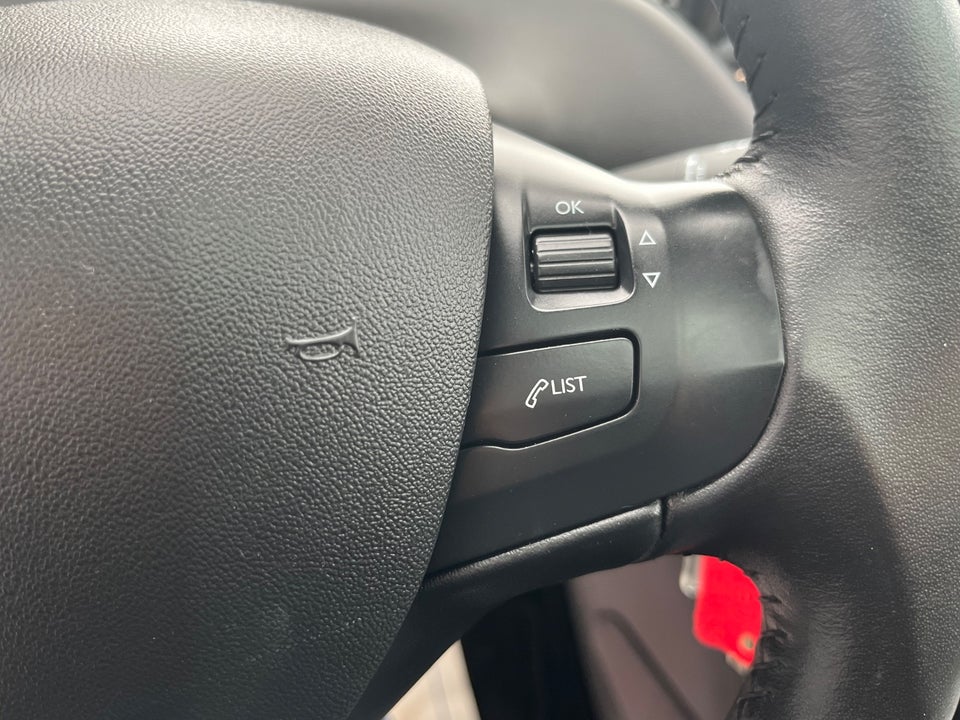 Peugeot 208 1,5 BlueHDi 100 Allure Sky 5d