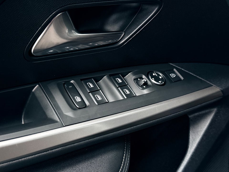 Peugeot e-3008 77 GT Pack 5d