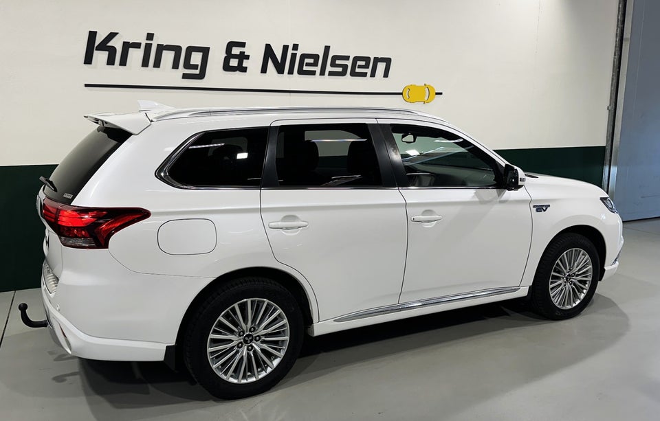 Mitsubishi Outlander 2,4 PHEV Luxury CVT 4WD 5d