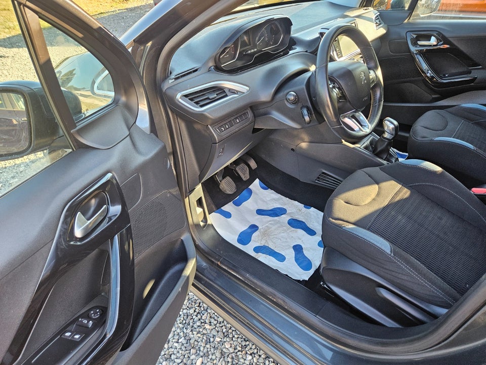 Peugeot 208 1,2 VTi Allure Sky 5d