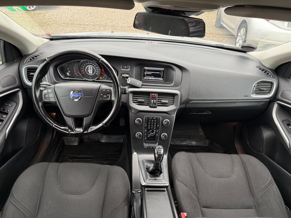 Volvo V40 1,6 D2 115 Momentum Drive-E 5d