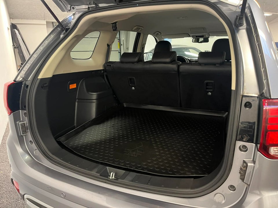 Mitsubishi Outlander 2,4 PHEV Invite CVT 4WD 5d