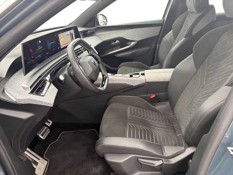 Peugeot e-3008 77 GT 5d