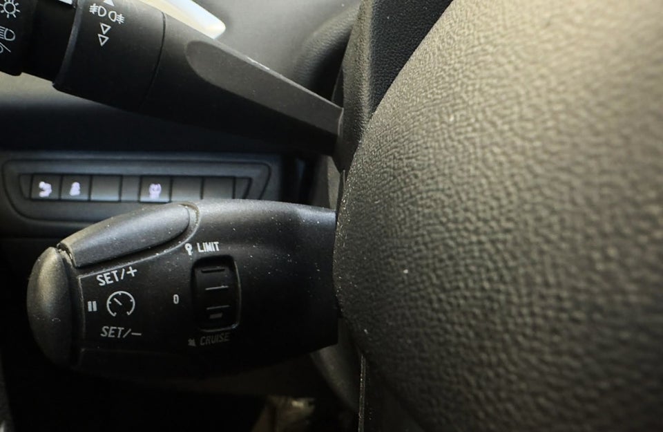 Peugeot 208 1,2 VTi Allure Sky 5d