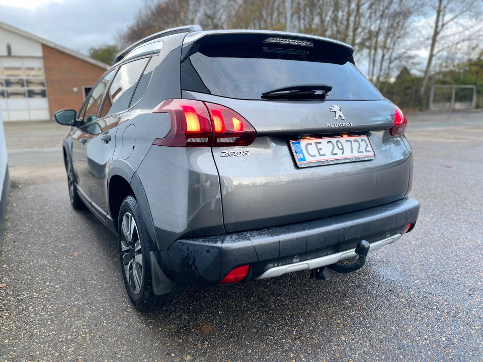 Peugeot 2008 1,6 BlueHDi 100 Selection Sky 5d