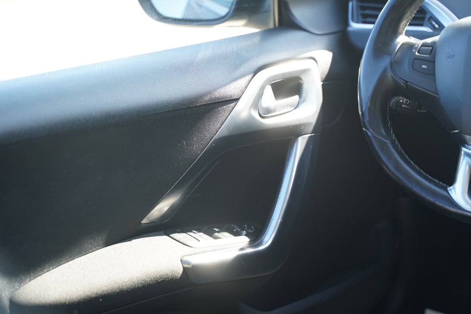 Peugeot 2008 1,6 BlueHDi 100 Allure Sky 5d