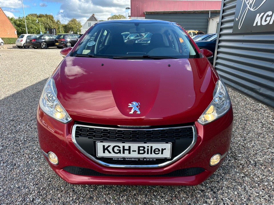 Peugeot 208 1,2 VTi Allure Sky 5d