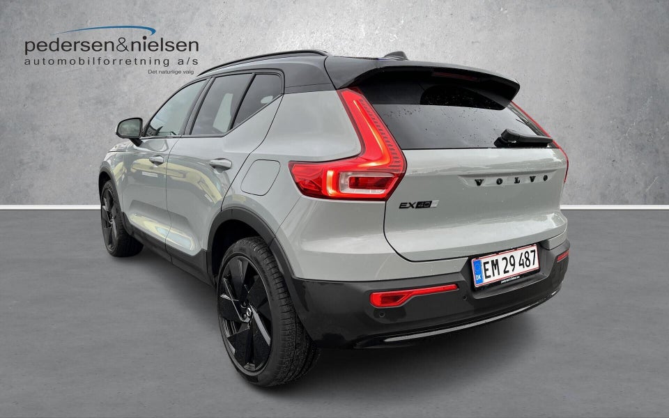 Volvo EX40 Extended Range Black Edition 5d