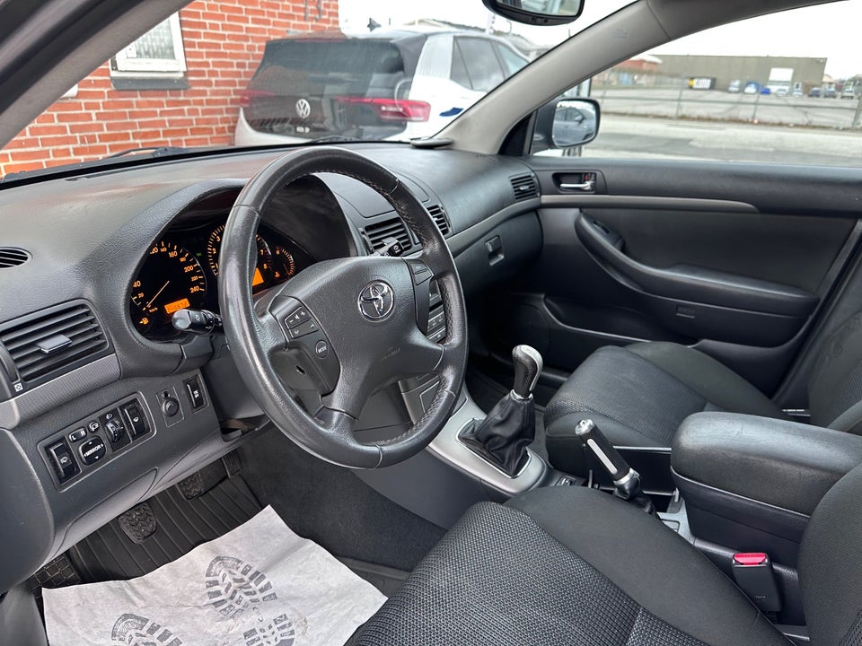 Toyota Avensis 2,0 Sol stc. 5d