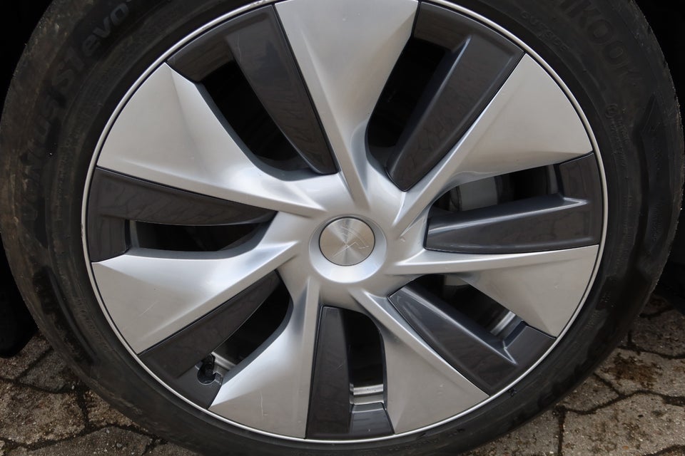 Tesla Model Y Long Range AWD 5d