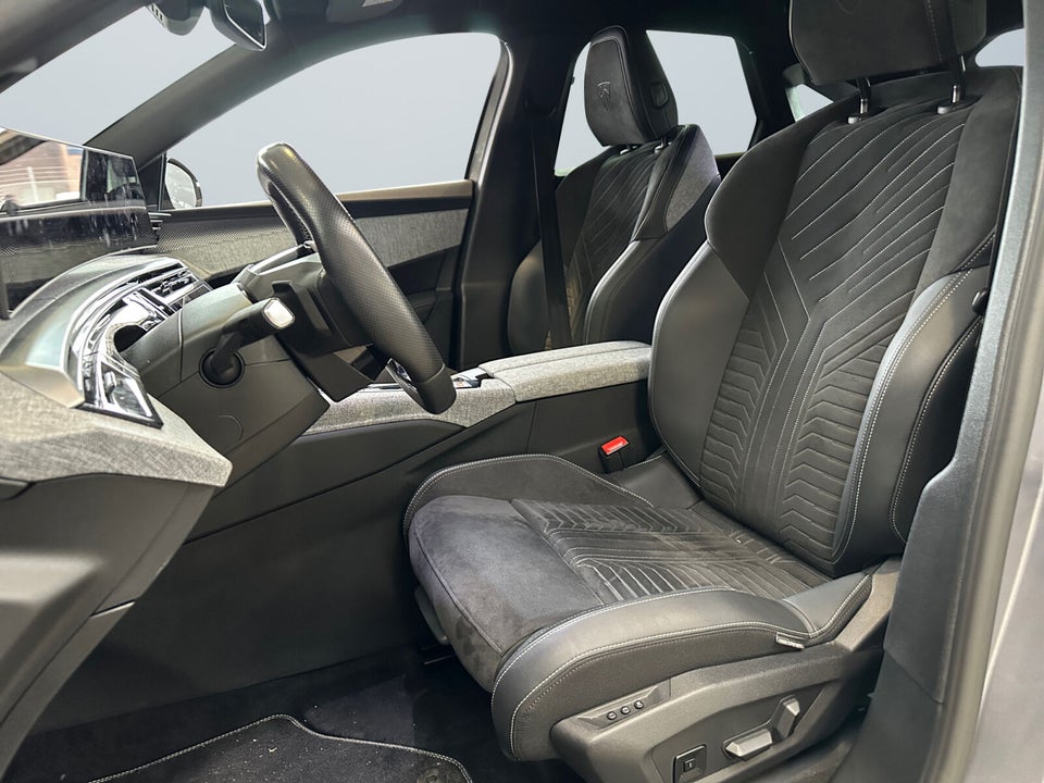 Peugeot e-3008 101 GT 5d