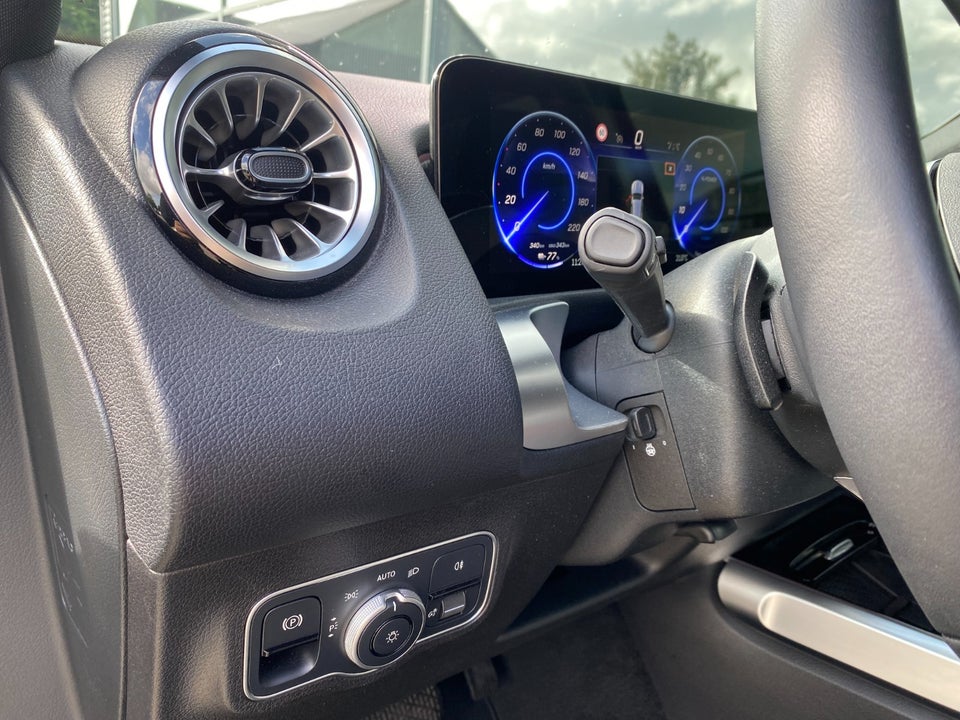 Mercedes EQB300 Progressive Advance Plus 4Matic 5d